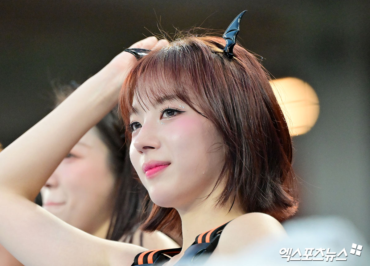 치어리더 하지원이 미모를 과시했다.