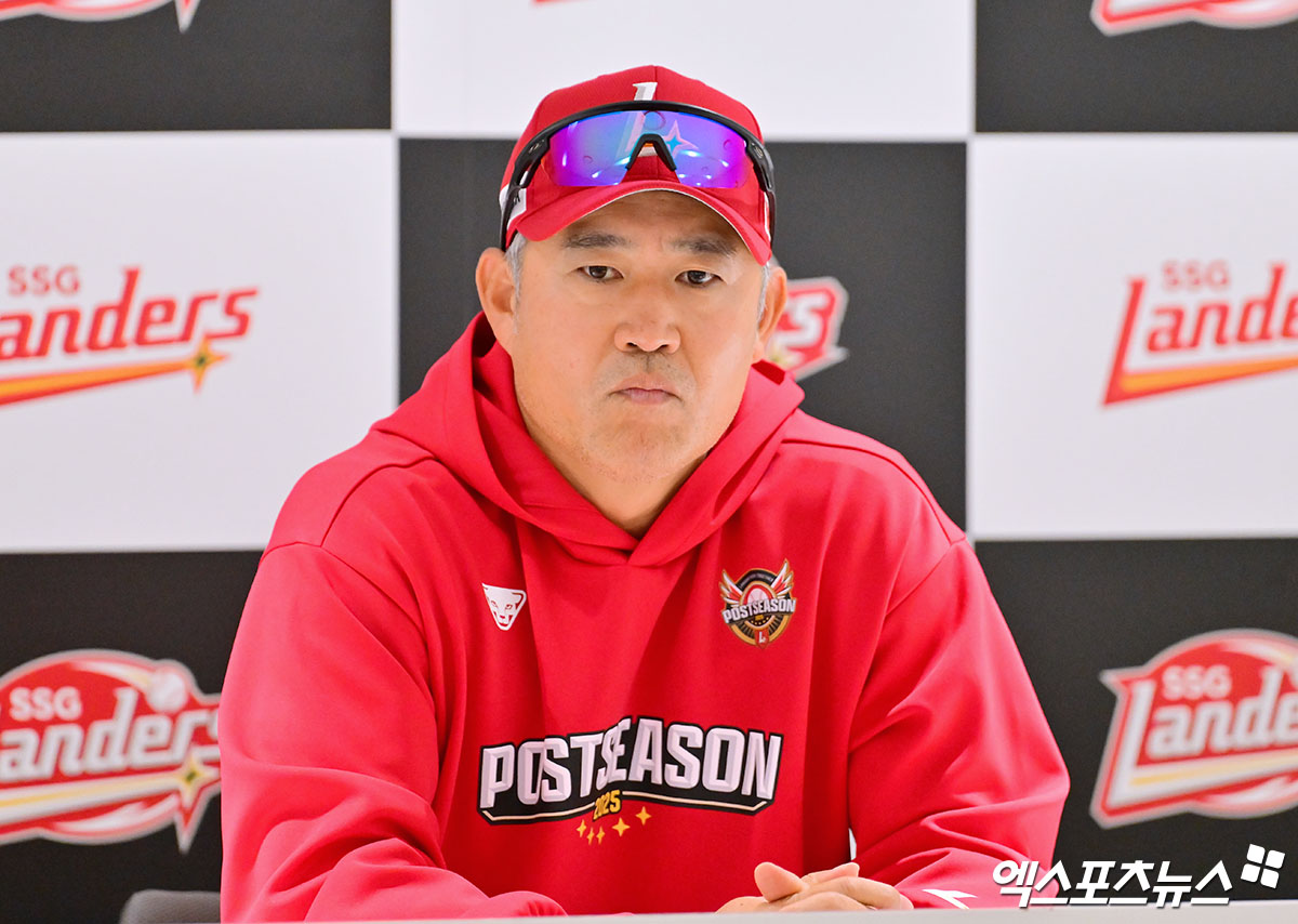 10일 오후 인천SSG랜더스필드에서 열리는 '2025 신한 SOL Bank KBO 포스트시즌' 삼성 라이온즈와 SSG 랜더스의 준플레이오프 2차전 경기, SSG 이숭용 감독이 취재진과 대화를 나누고 있다. 인천, 김한준 기자