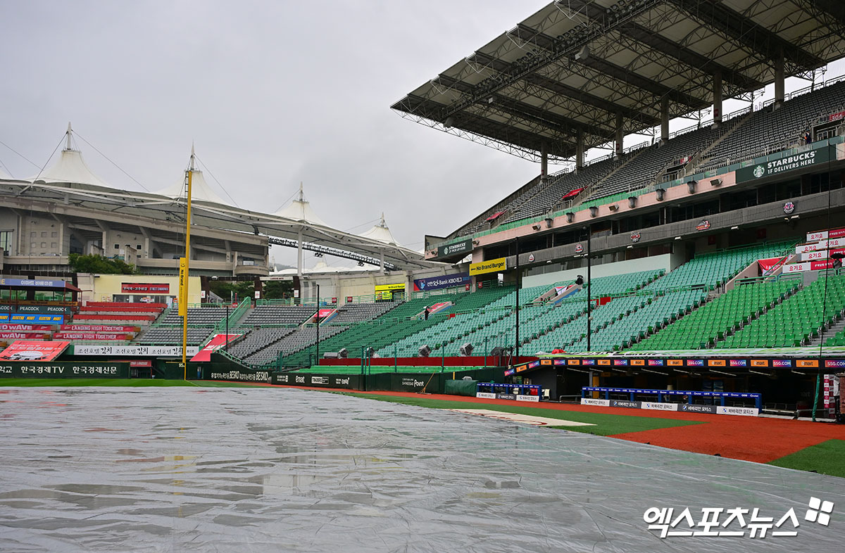 10일 오후 인천SSG랜더스필드에서 열리는 '2025 신한 SOL Bank KBO 포스트시즌' 삼성 라이온즈와 SSG 랜더스의 준플레이오프 2차전 경기, 비가 내리고 있는 가운데 그라운드에 방수포가 덮여져 있다. 인천, 김한준 기자