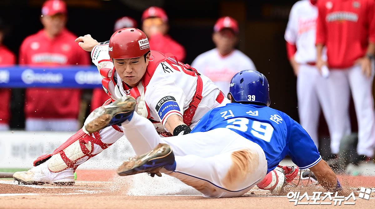 9일 오후 인천SSG랜더스필드에서 열린 '2025 신한 SOL Bank KBO 포스트시즌' 삼성 라이온즈와 SSG 랜더스의 준플레이오프 1차전 경기, 1회초 1사 3루 삼성 디아즈의 내야 땅볼 때 3루주자 김성윤이 홈으로 쇄도를 시도했으나 SSG 포수 조형우에게 태그아웃 당하고 있다. 엑스포츠뉴스 DB