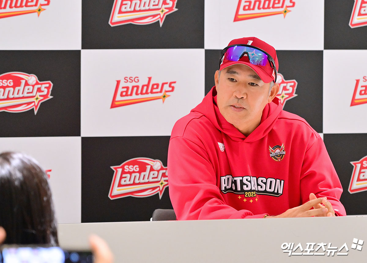 10일 오후 인천SSG랜더스필드에서 열리는 '2025 신한 SOL Bank KBO 포스트시즌' 삼성 라이온즈와 SSG 랜더스의 준플레이오프 2차전 경기, SSG 이숭용 감독이 취재진과 대화를 나누고 있다. 인천, 김한준 기자