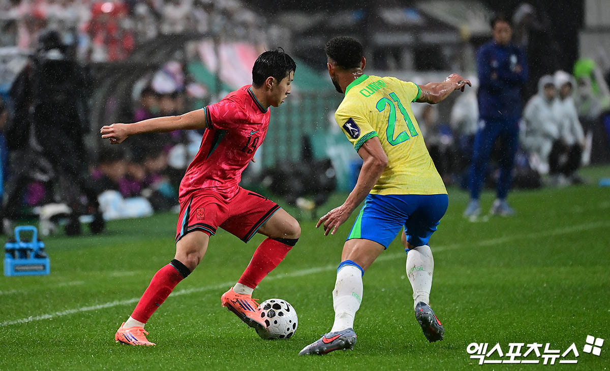 홍명보 감독이 이끄는 대한민국 축구대표팀은 10일 오후 8시부터 서울월드컵경기장에서 브라질과 친선 경기를 치르고 있다. 전반전을 0-2로 뒤진 채 마쳤다. 한국은 지금까지 브라질전에서 1승7패에 그치고 있다. 국제축구연맹(FIFA) 랭킹 23위인 한국 입장에선 FIFA 랭킹 6위 브라질과 붙으면서 모처럼 실력 점검할 수 있는 기회를 잡았다. 한국은 상대 개인기에 속수무책으로 당하면서 이스테방 윌리안과 호드리구에 연속골을 내주고 전반전을 마쳤다. 서울월드컵경기장, 박지영 기자