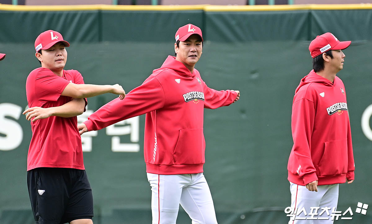9일 오후 인천SSG랜더스필드에서 열리는 '2025 신한 SOL Bank KBO 포스트시즌' 삼성 라이온즈와 SSG 랜더스의 준플레이오프 1차전 경기에 앞서 SSG 김광현이 몸을 풀고 있다. 엑스포츠뉴스 DB