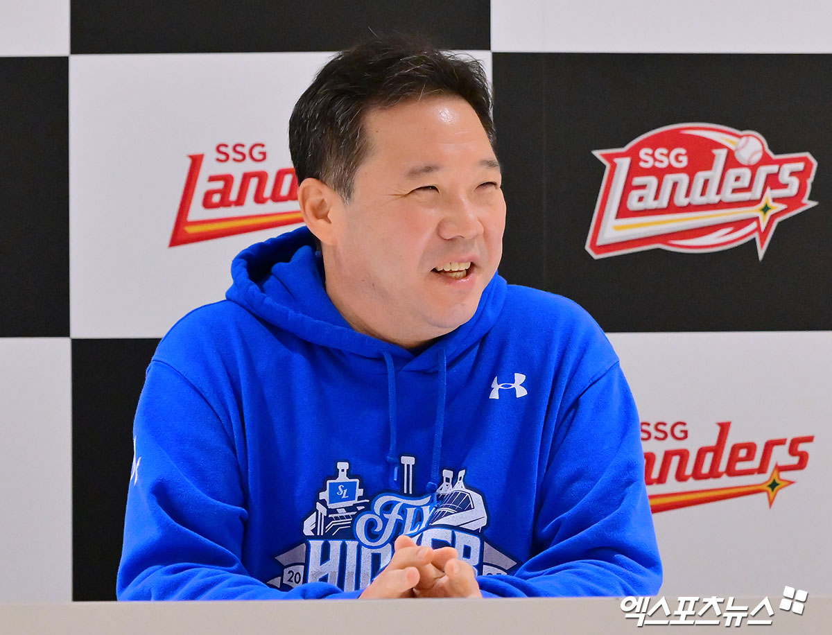10일 오후 인천SSG랜더스필드에서 열리는 '2025 신한 SOL Bank KBO 포스트시즌' 삼성 라이온즈와 SSG 랜더스의 준플레이오프 2차전 경기, 삼성 박진만 감독이 취재진과 대화를 나누고 있다. 인천, 김한준 기자