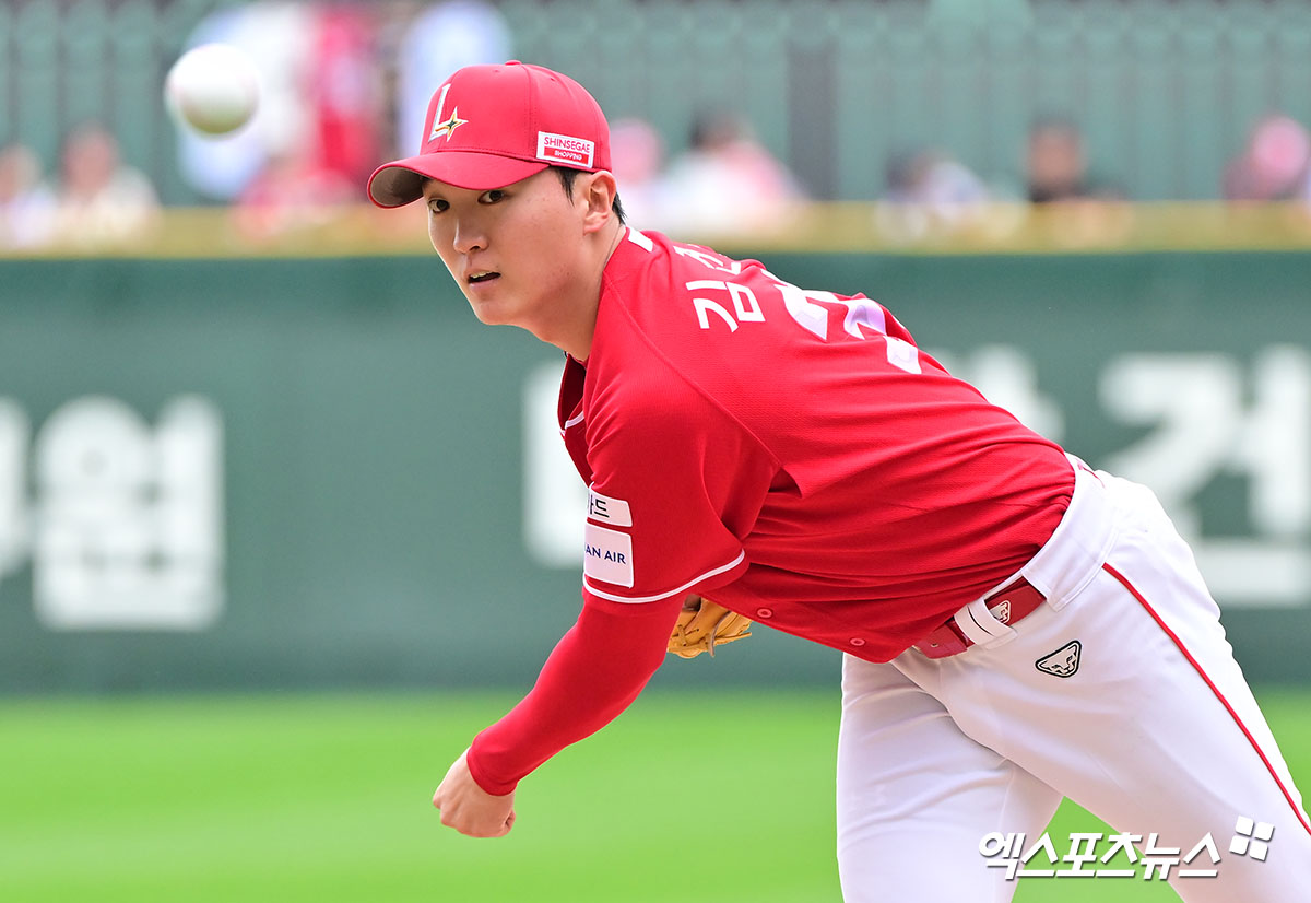 11일 오후 인천SSG랜더스필드에서 열린 '2025 신한 SOL Bank KBO 포스트시즌' 삼성 라이온즈와 SSG 랜더스의 준플레이오프 2차전 경기, 1회초 SSG 선발투수 김건우가 공을 힘차게 던지고 있다. 인천, 김한준 기자