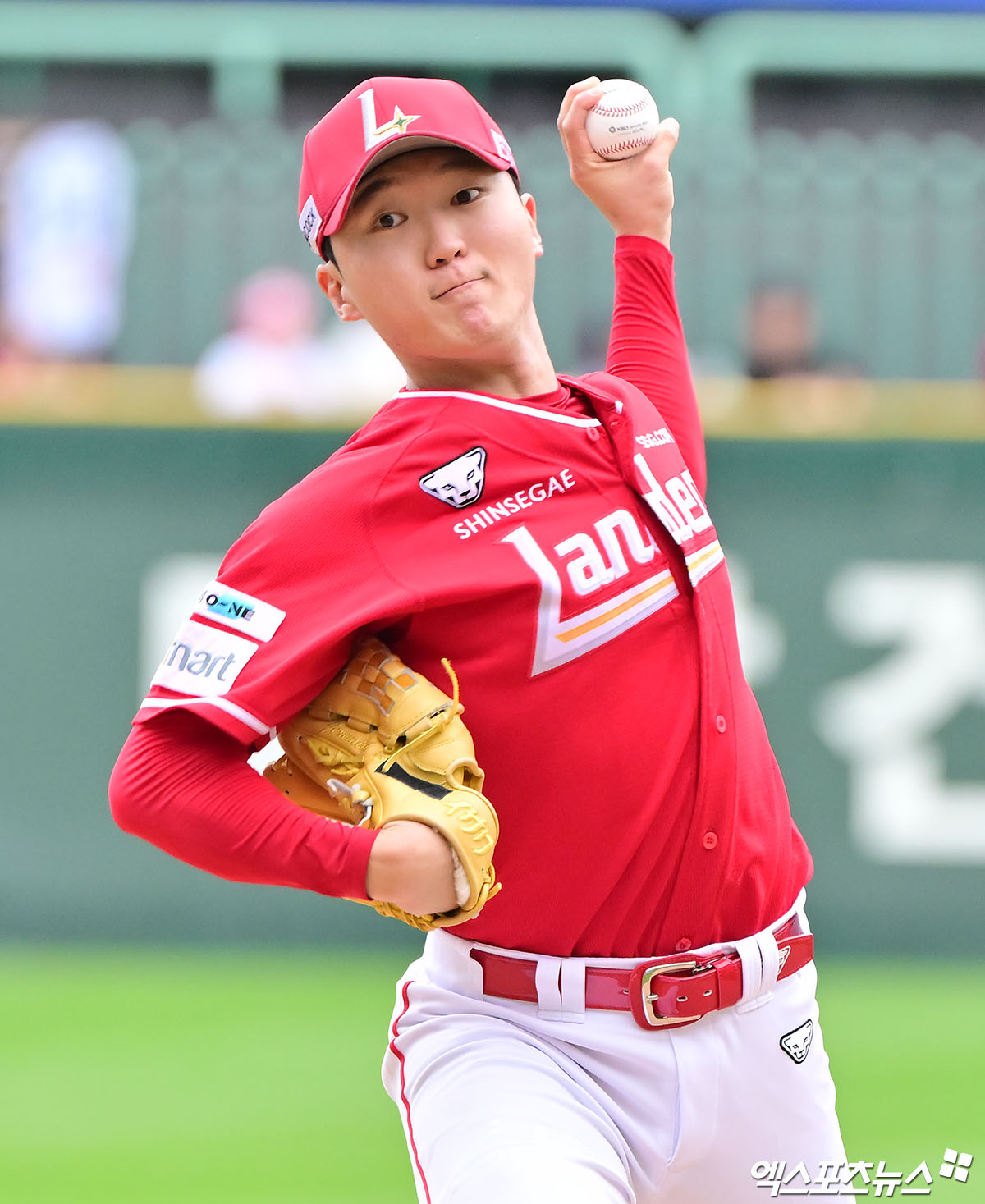 11일 오후 인천SSG랜더스필드에서 열린 '2025 신한 SOL Bank KBO 포스트시즌' 삼성 라이온즈와 SSG 랜더스의 준플레이오프 2차전 경기, 1회초 SSG 선발투수 김건우가 공을 힘차게 던지고 있다. 인천, 김한준 기자