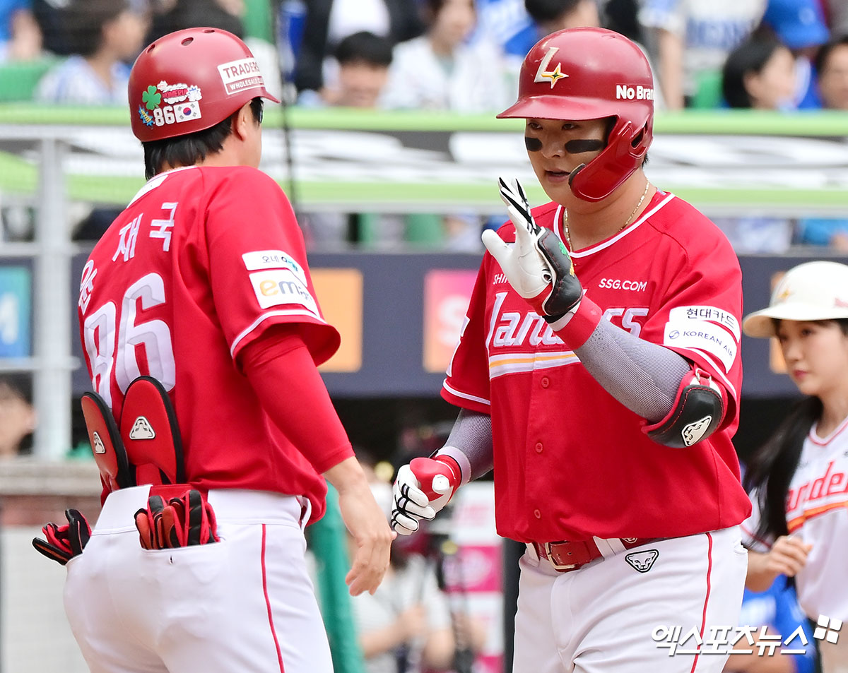 11일 오후 인천SSG랜더스필드에서 열린 '2025 신한 SOL Bank KBO 포스트시즌' 삼성 라이온즈와 SSG 랜더스의 준플레이오프 2차전 경기, 2회말 1사 SSG 고명준이 솔로 홈런을 날린 후 그라운드를 돌고 있다. 인천, 김한준 기자