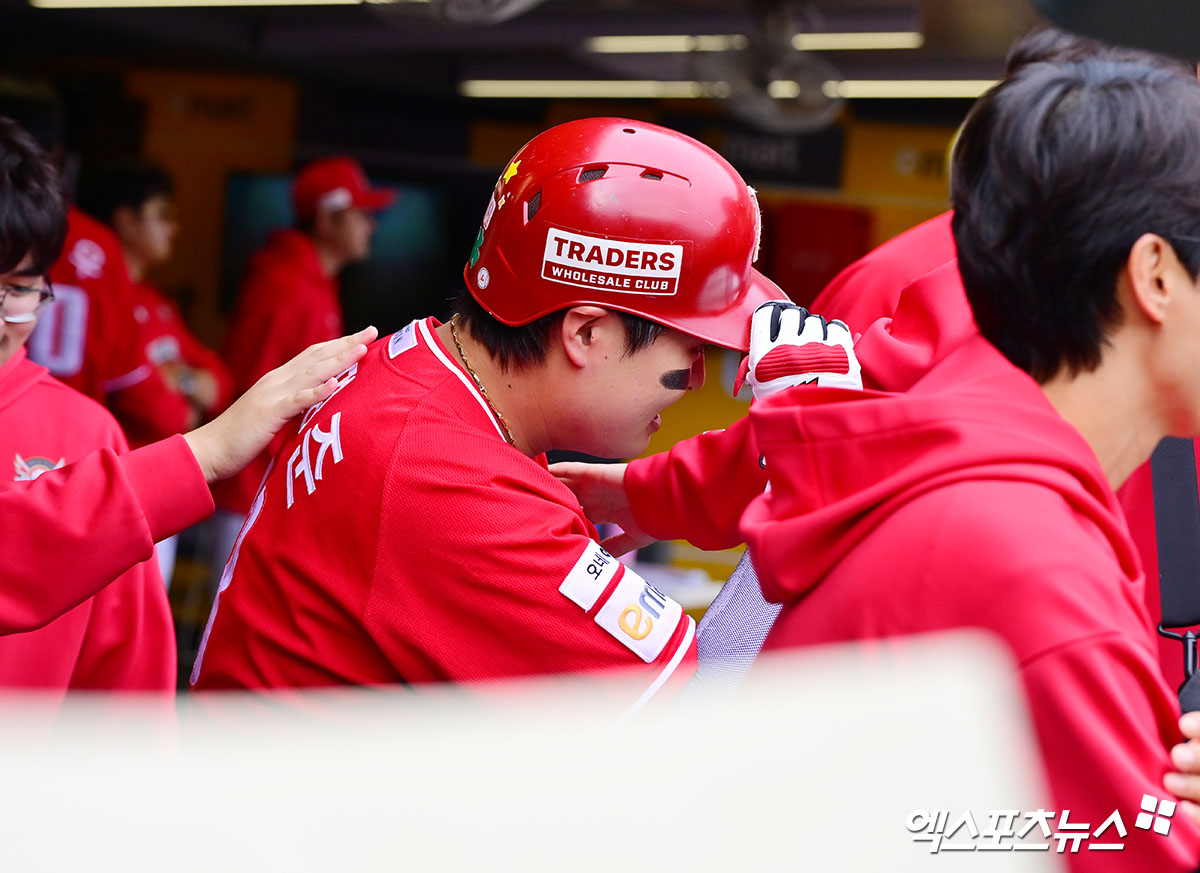 11일 오후 인천SSG랜더스필드에서 열린 '2025 신한 SOL Bank KBO 포스트시즌' 삼성 라이온즈와 SSG 랜더스의 준플레이오프 2차전 경기, 2회말 1사 SSG 고명준이 솔로 홈런을 날린 후 더그아웃에서 축하를 받고 있다. 인천, 김한준 기자