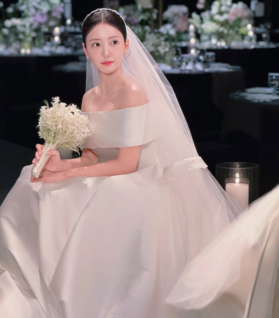 치어리더 이엄지가 결혼식 현장 사진을 공개했다.