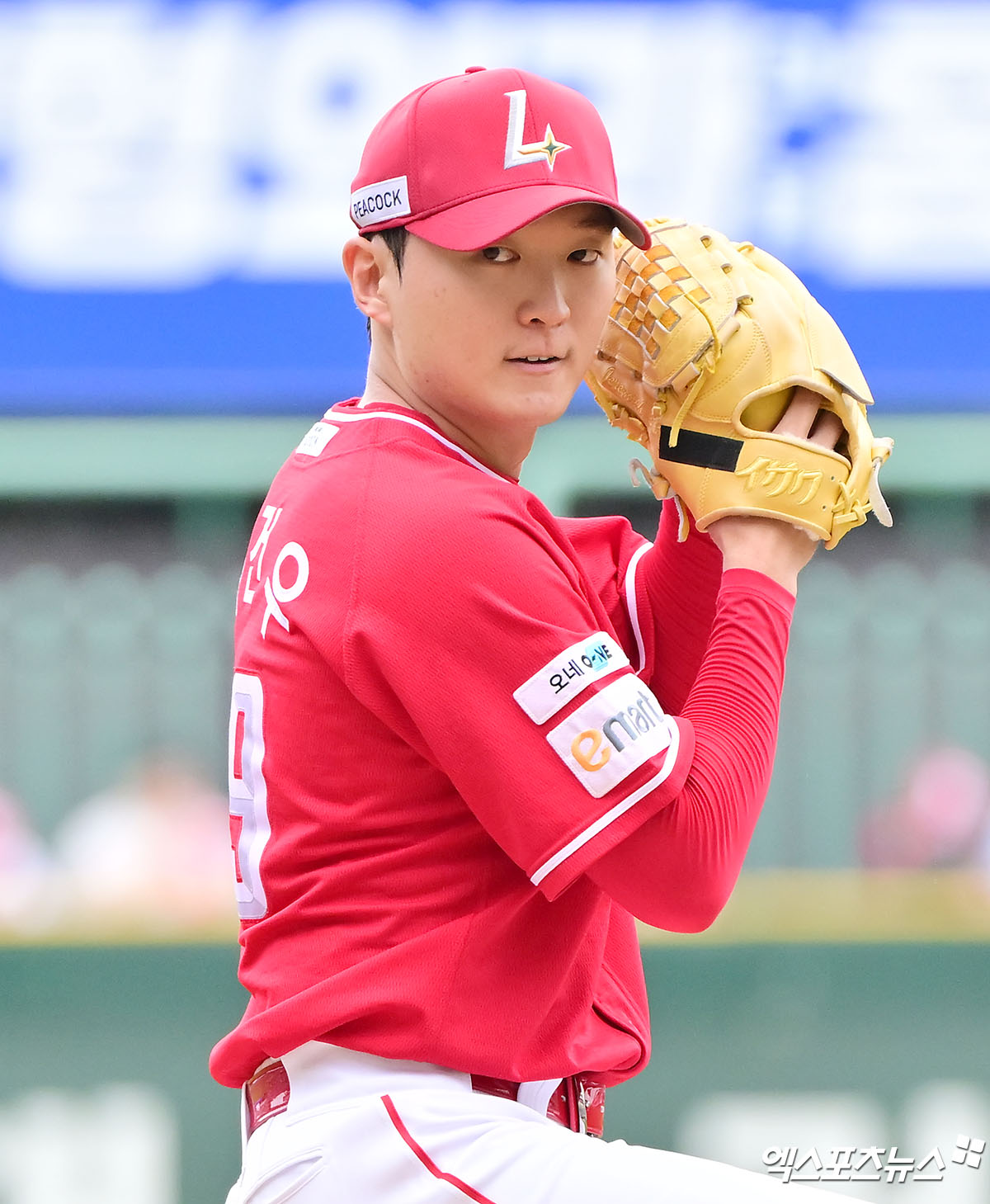 11일 오후 인천SSG랜더스필드에서 열린 '2025 신한 SOL Bank KBO 포스트시즌' 삼성 라이온즈와 SSG 랜더스의 준플레이오프 2차전 경기, 1회초 SSG 선발투수 김건우가 공을 힘차게 던지고 있다. 인천, 김한준 기자