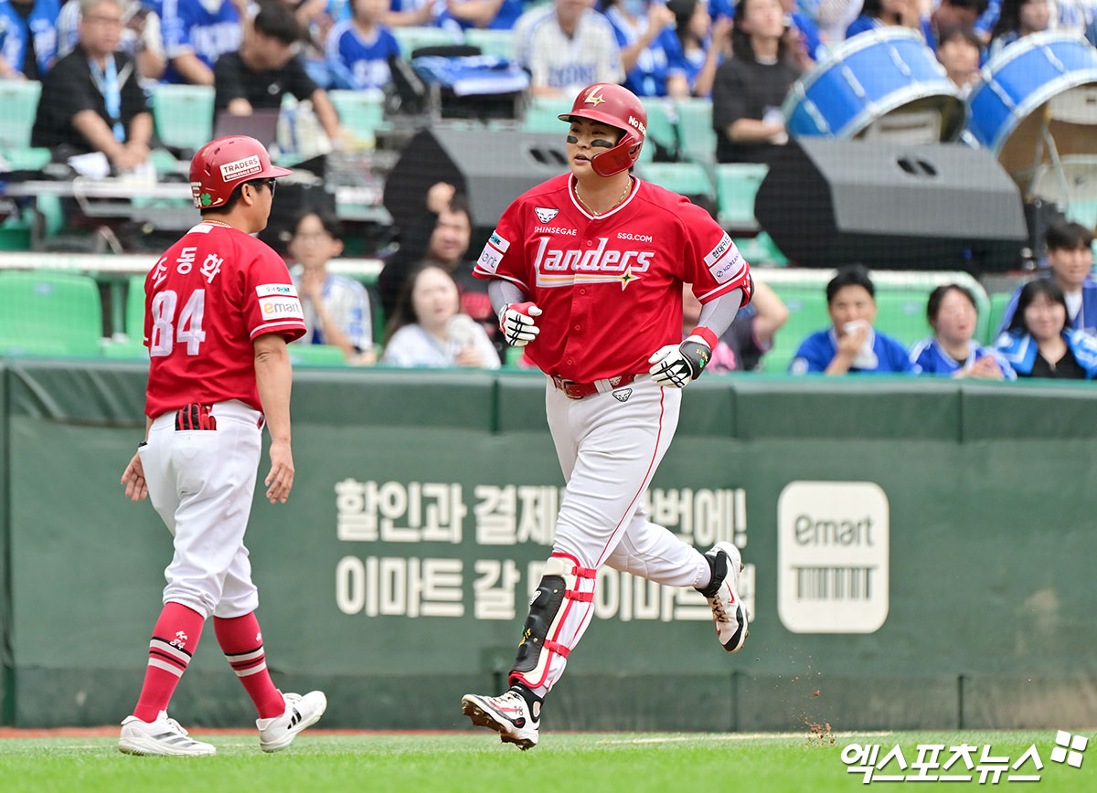 SSG 랜더스 고명준이 11일 인천 SSG랜더스필드에서 열린 2025 신한 SOL Bank KBO 준플레이오프(5전 3승제, 삼성 1승) 2차전에서 2회말 선제 솔로 홈런을 기록했다. 사진 김한준 기자