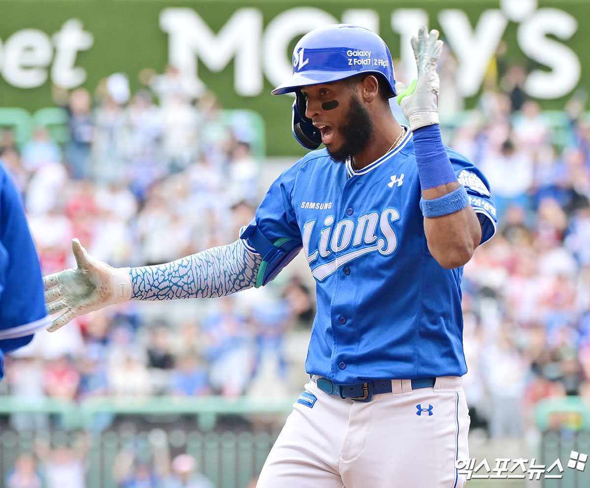 삼성 라이온즈 외국인 타자 르윈 디아즈가 11일 인천 SSG랜더스필드에서 열린 2025 신한 SOL Bank KBO 준플레이오프(5전 3승제, 삼성 1승) 2차전에서 4회초 동점 2타점 적시타를 기록했다. 사진 김한준 기자