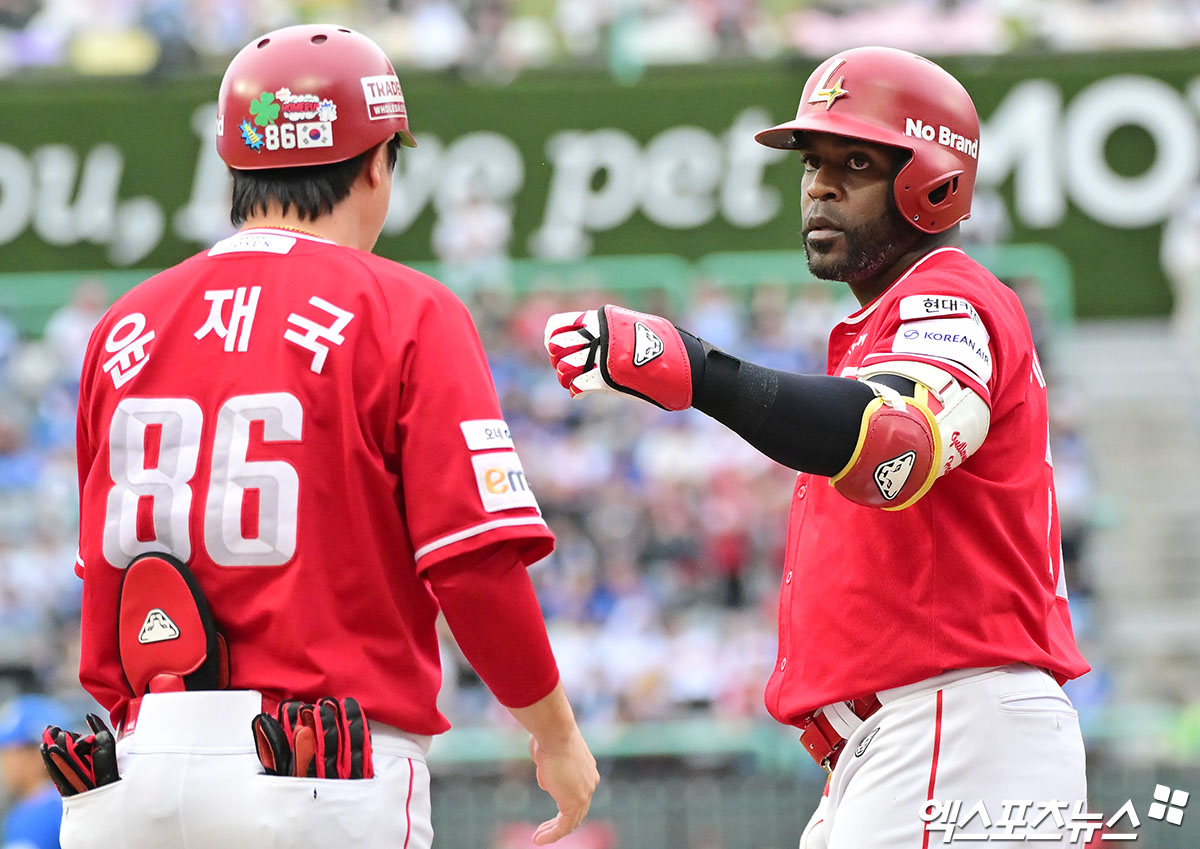 SSG 랜더스 외국인 타자 기예르모 에레디아(오른쪽)가 11일 인천 SSG랜더스필드에서 열린 2025 신한 SOL Bank KBO 준플레이오프(5전 3승제, 삼성 1승) 2차전에서 5회말 1타점 적시타를 기록했다. 사진 김한준 기자