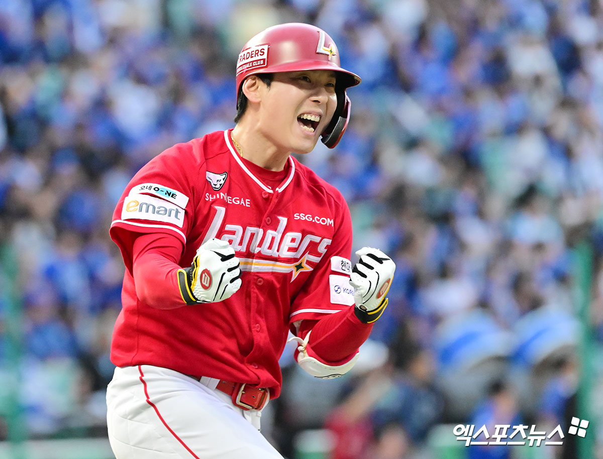 SSG 랜더스 김성욱이 11일 인천 SSG랜더스필드에서 열린 2025 신한 SOL Bank KBO 준플레이오프(5전 3승제, 삼성 1승) 2차전에서 9회말 끝내기 홈런을 기록했다. 사진 김한준 기자