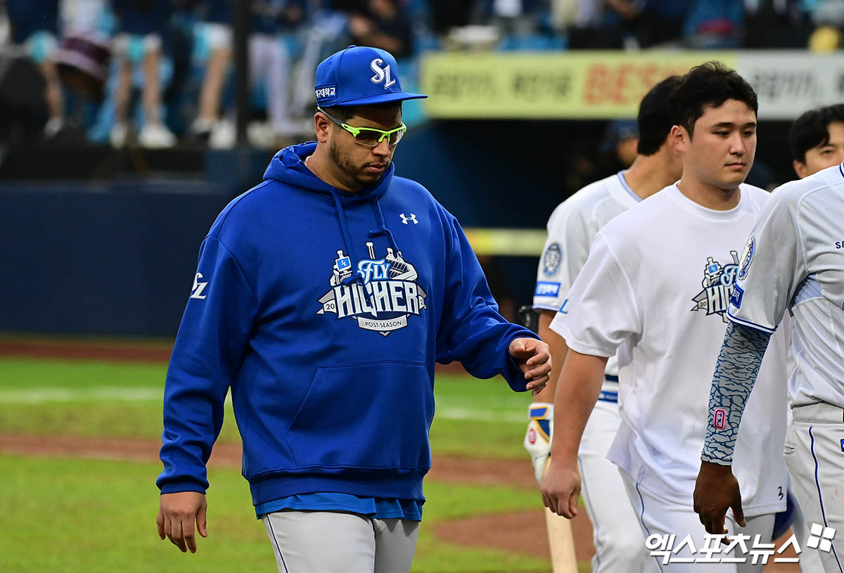 삼성 라이온즈 아리엘 후라도가 11일 인천 SSG랜더스필드에서 열린 SSG 랜더스와의 2025 신한 SOL Bank KBO 준플레이오프 2차전에 9회말 구원등판, 끝내기 홈런을 맞고 패전 투수가 됐다. 사진 엑스포츠뉴스 DB