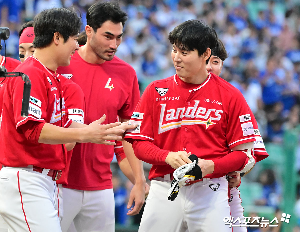 SSG 랜더스 외야수 김성욱(오른쪽)이 11일 인천 SSG랜더스필드에서 열린 삼성 라이온즈와의 2025 신한 SOL Bank KBO 준플레이오프 2차전에서 끝내기 홈런을 기록했다. 사진 김한준 기자
