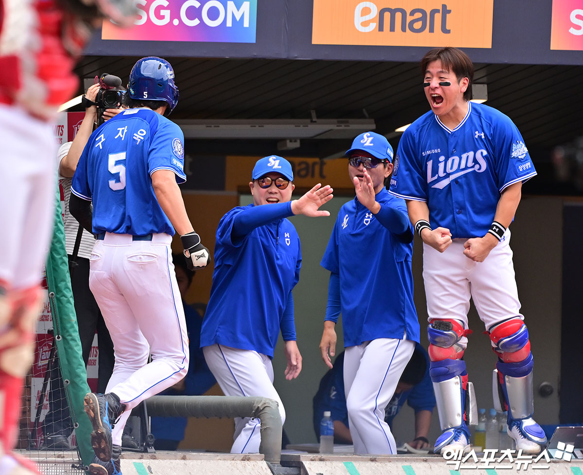 삼성 라이온즈 주장 구자욱(왼쪽 첫 번째)이 11일 인천 SSG랜더스필드에서 열린 SSG 랜더스와의 2025 신한 SOL Bank KBO 준플레이오프 2차전에서 올해 포스트시즌 첫 안타를 기록했다. 사진 김한준 기자
