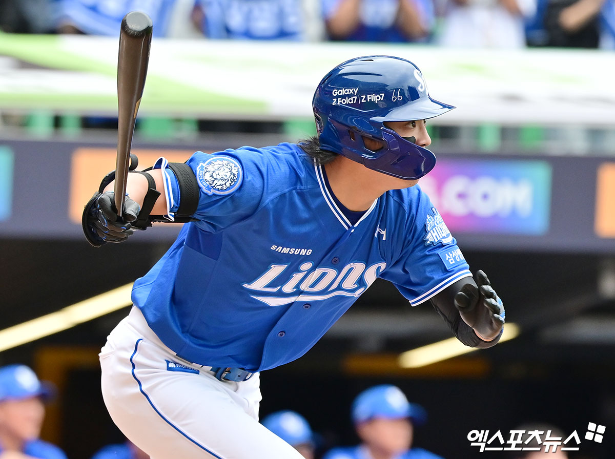 삼성 라이온즈 구자욱이 인천 SSG랜더스필드에서 열린 SSG 랜더스와의 2025 신한 SOL Bank KBO 준플레이오프 2차전에서 올해 포스트시즌 첫 안타를 기록했다. 사진 김한준 기자