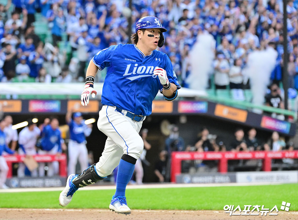 삼성 라이온즈 포수 강민호가 인천 SSG랜더스필드에서 열린 SSG 랜더스와의 2025 신한 SOL Bank KBO 준플레이오프 2차전에서 올해 포스트시즌 첫 안타를 기록했다. 사진 김한준 기자