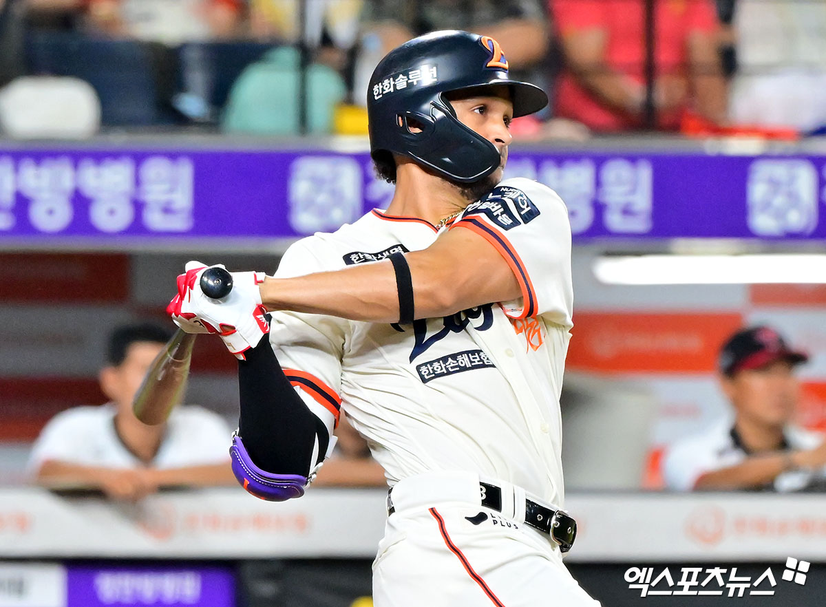 29일 오후 대전 한화생명 볼파크에서 열린 '2025 신한 SOL Bank KBO리그' LG 트윈스와 한화 이글스의 경기, 5회말 2사 2루 한화 리베라토가 우전안타를 날리고 있다. 엑스포츠뉴스DB