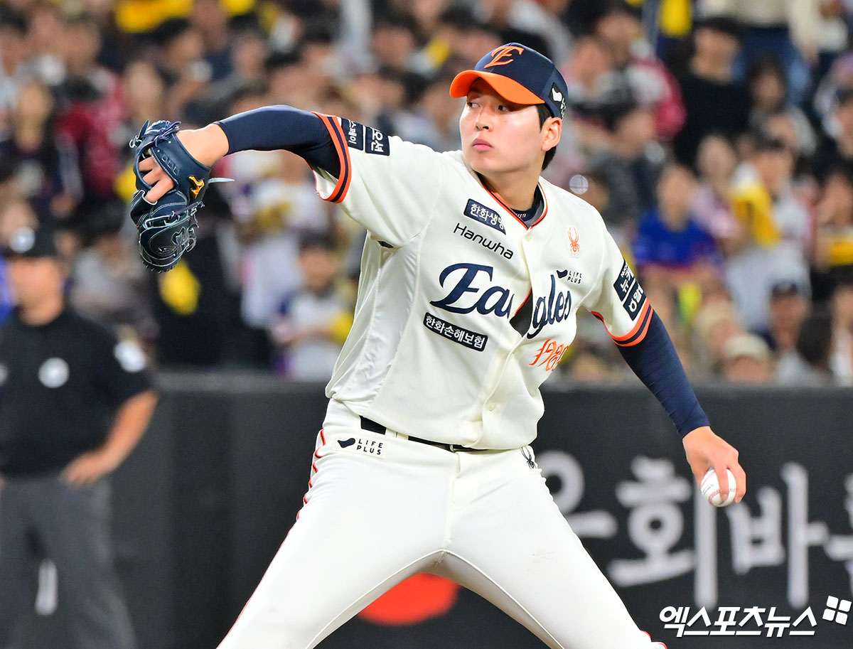 29일 오후 대전 한화생명 볼파크에서 열린 '2025 신한 SOL Bank KBO리그' LG 트윈스와 한화 이글스의 경기, 4회초 1사 한화 조동욱이 공을 힘차게 던지고 있다. 엑스포츠뉴스DB