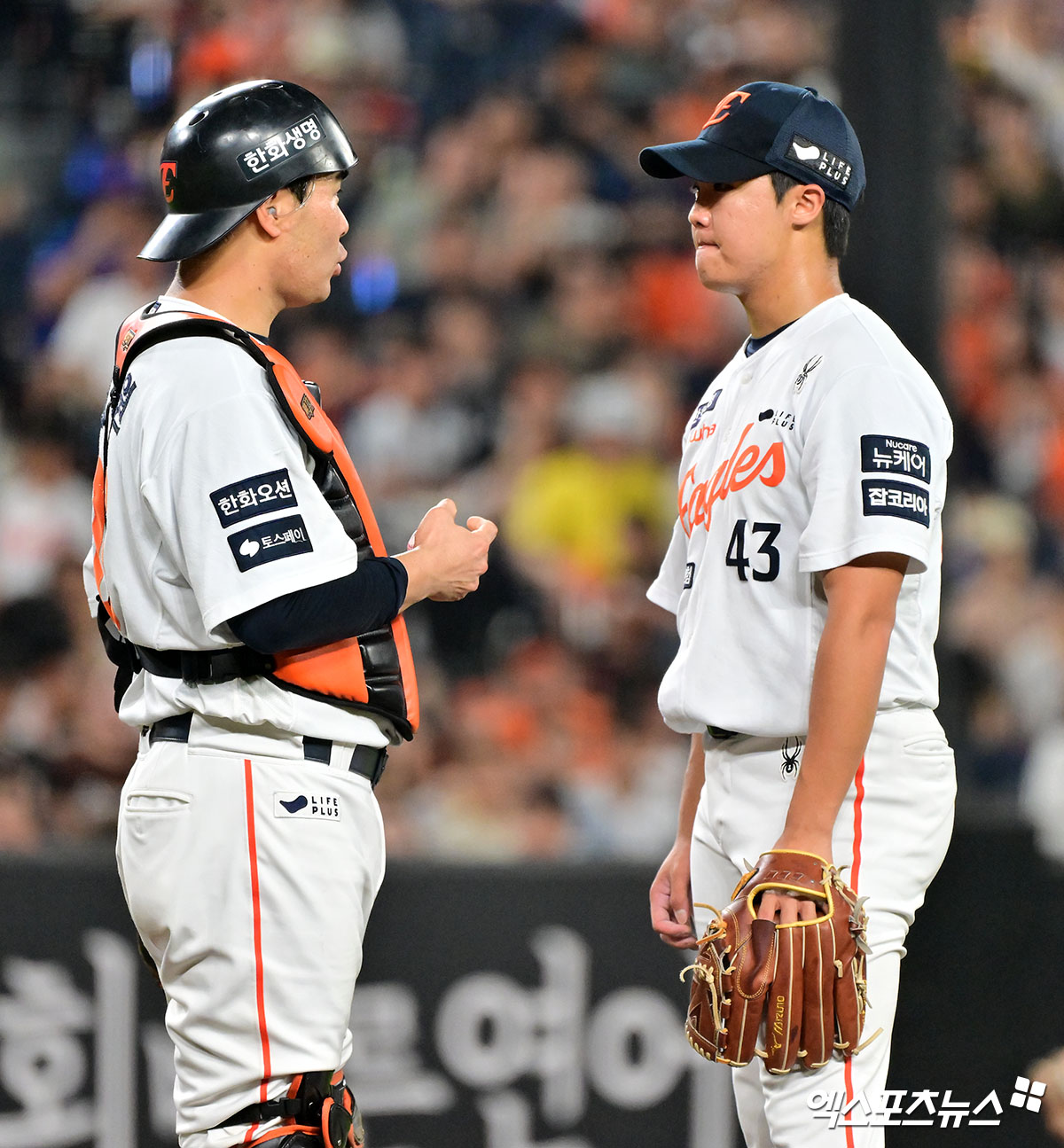 15일 오후 대전 한화생명 볼파크에서 열린 '2025 신한 SOL Bank KBO리그' 키움 히어로즈와 한화 이글스의 경기, 3회초 무사 1루 한화 이재원이 마운드를 방문해 정우주와 대화를 하고 있다. 엑스포츠뉴스DB