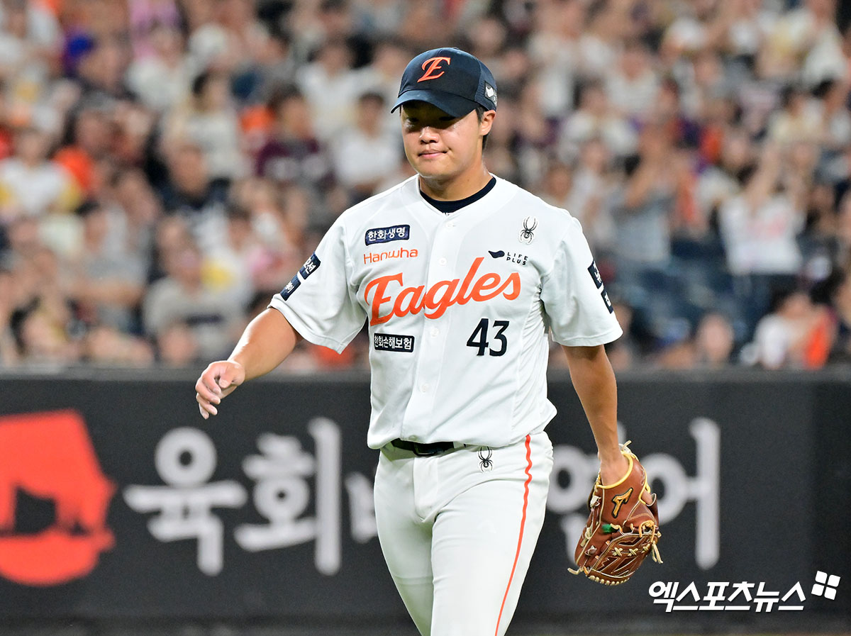 15일 오후 대전 한화생명 볼파크에서 열린 '2025 신한 SOL Bank KBO리그' 키움 히어로즈와 한화 이글스의 경기, 2회초 수비를 마친 한화 정우주가 더그아웃으로 향하고 있다. 엑스포츠뉴스DB