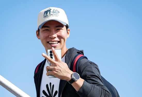 LA 다저스 유틸리티 플레이어 김혜성이 밀워키 브루어스와 내셔널리그 챔피언십 시리즈를 출전을 위한 원정 전용 전세기에 탑승했다. 시리즈 로스터 합류에 청신호가 켜졌다. 다저스 구단은 13일(한국시간) 밀워키로 향하는 전세기에 탑승하는 선수단 사진을 공개했다. 오타니 쇼헤이와 무키 베츠, 그리고 프레디 프리먼, 블레이크 스넬, 타일러 글래스노우, 클레이튼 커쇼, 야마모토 요시노부 등 슈퍼스타들에 이어 김혜성도 비행기에 오르는 사진이 찍혔다. 김혜성은 왼손으로 브이 포즈와 함께 환한 미소로 사진 포즈를 취했다. LA다저스