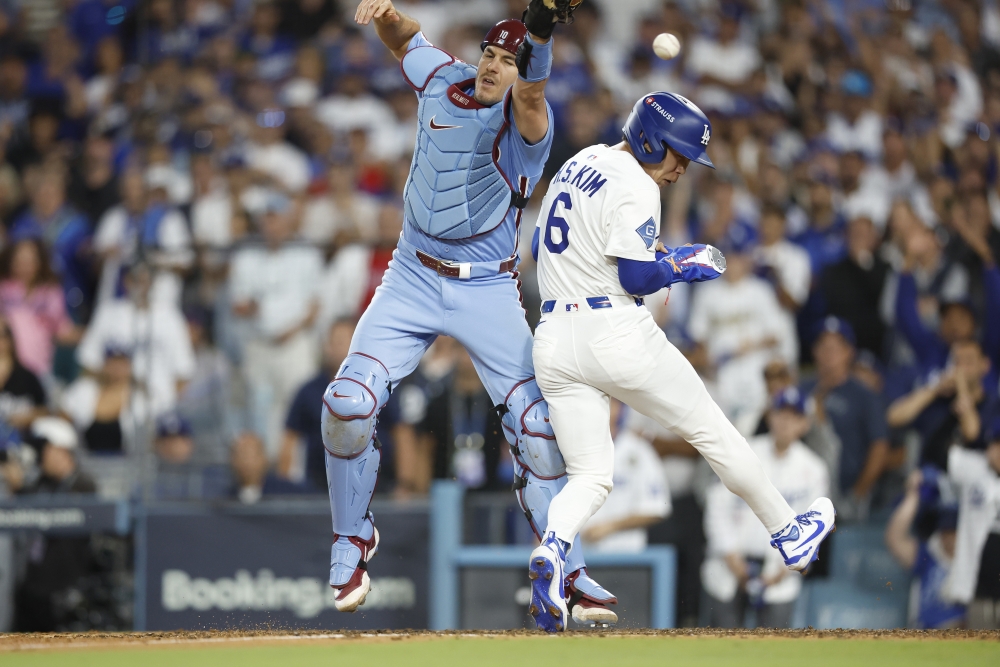 LA 다저스 유틸리티 플레이어 김혜성이 밀워키 브루어스와 내셔널리그 챔피언십 시리즈를 출전을 위한 원정 전용 전세기에 탑승했다. 시리즈 로스터 합류에 청신호가 켜졌다. 다저스 구단은 13일(한국시간) 밀워키로 향하는 전세기에 탑승하는 선수단 사진을 공개했다. 오타니 쇼헤이와 무키 베츠, 그리고 프레디 프리먼, 블레이크 스넬, 타일러 글래스노우, 클레이튼 커쇼, 야마모토 요시노부 등 슈퍼스타들에 이어 김혜성도 비행기에 오르는 사진이 찍혔다. 김혜성은 왼손으로 브이 포즈와 함께 환한 미소로 사진 포즈를 취했다. 연합뉴스