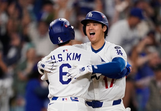 LA 다저스 유틸리티 플레이어 김혜성이 밀워키 브루어스와 내셔널리그 챔피언십 시리즈를 출전을 위한 원정 전용 전세기에 탑승했다. 시리즈 로스터 합류에 청신호가 켜졌다. 다저스 구단은 13일(한국시간) 밀워키로 향하는 전세기에 탑승하는 선수단 사진을 공개했다. 오타니 쇼헤이와 무키 베츠, 그리고 프레디 프리먼, 블레이크 스넬, 타일러 글래스노우, 클레이튼 커쇼, 야마모토 요시노부 등 슈퍼스타들에 이어 김혜성도 비행기에 오르는 사진이 찍혔다. 김혜성은 왼손으로 브이 포즈와 함께 환한 미소로 사진 포즈를 취했다. 연합뉴스