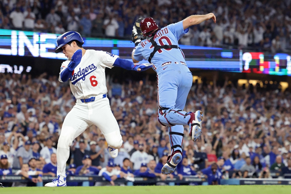 13일(한국시간) LA 다저스 김혜성이 내셔널리그 챔피언십 시리즈가 열리는 밀워키로 향하는 전세기에 올라타는 모습이 공개됐다. 앞선 포스트시즌 6경기에서 한 차례 대주자 출전에 그쳤던 김혜성은 비슷한 역할을 맡은 외야수 저스틴 딘과 로스터 한 자리를 놓고 경쟁할 것으로 예측됐다. 연합뉴스