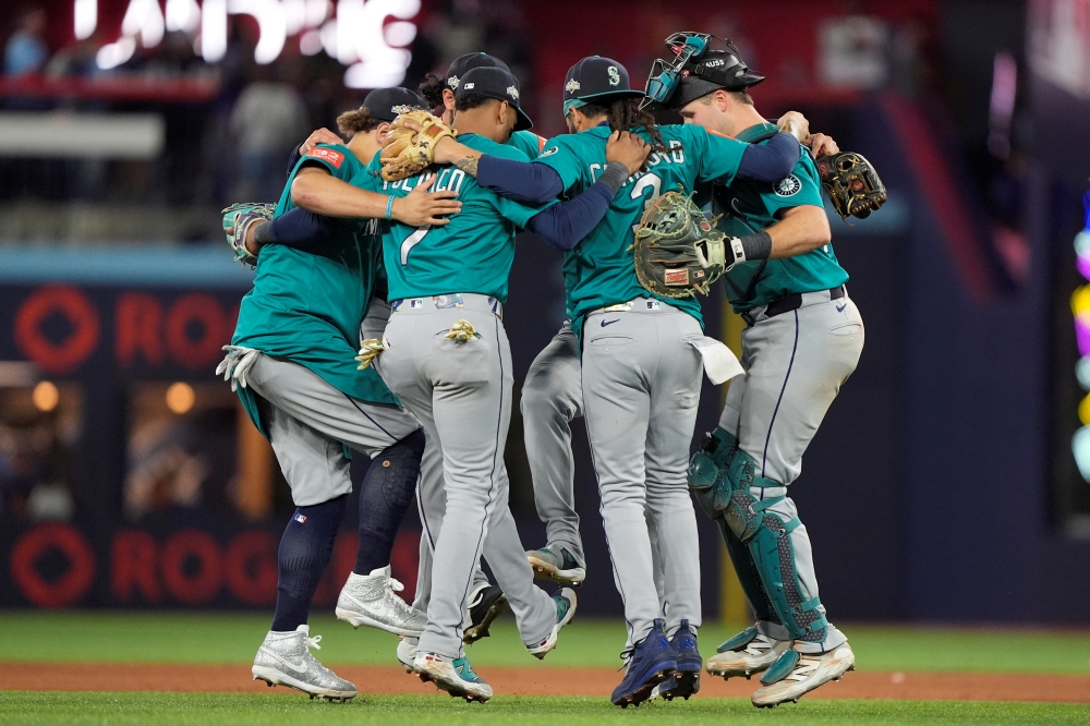 13일(한국시간) 캐나다 온타리오주 토론토의 로저스센터에서 열린 2025 미국 메이저리그(MLB) 포스트시즌 시애틀 매리너스와 토론토 블루제이스의 아메리칸리그 챔피언십시리즈(ALCS·7전 4선승제) 1차전, 시애틀이 3:1로 승리했다. 경기 종료 뒤 시애틀 선수들이 세리머니를 하고 있다. Imagn Images 연합뉴스