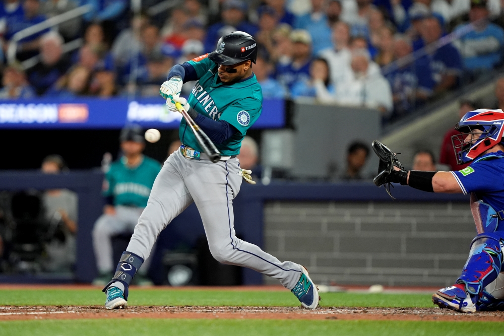 13일(한국시간) 캐나다 온타리오주 토론토의 로저스센터에서 열린 2025 미국 메이저리그(MLB) 포스트시즌 시애틀 매리너스와 토론토 블루제이스의 아메리칸리그 챔피언십시리즈(ALCS·7전 4선승제) 1차전, 6회초 2사 시애틀 칼 롤리가 솔로 홈런을 치고 있다. Imagn Images 연합뉴스