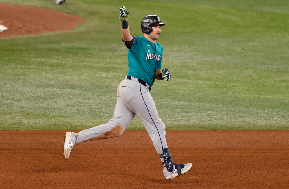 13일(한국시간) 캐나다 온타리오주 토론토의 로저스센터에서 열린 2025 미국 메이저리그(MLB) 포스트시즌 시애틀 매리너스와 토론토 블루제이스의 아메리칸리그 챔피언십시리즈(ALCS·7전 4선승제) 1차전, 6회초 2사 시애틀 칼 롤리가 솔로 홈런을 친 뒤 그라운드를 돌고 있다. UPI 연합뉴스