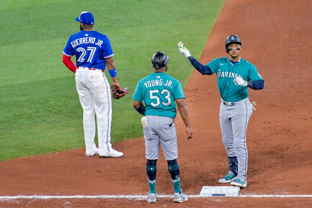13일(한국시간) 캐나다 온타리오주 토론토의 로저스센터에서 열린 2025 미국 메이저리그(MLB) 포스트시즌 시애틀 매리너스와 토론토 블루제이스의 아메리칸리그 챔피언십시리즈(ALCS·7전 4선승제) 1차전, 8회초 1사 1, 3루 시애틀 호르헤 폴랑코가 1타점 적시타를 친 뒤 기뻐하고 있다. EPA 연합뉴스
