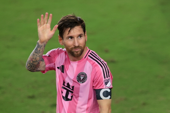 13일 '풋볼 랭킹 닷컴' 등 FIFA 랭킹을 실시간으로 산정하는 여러 해외 매체에 따르면 한국은 지난 실시간 FIFA 랭킹에서 1589.75점으로 22위를 기록 중이다. 이어 에콰도르가 1588.82점으로 23위, 호주가 1588.25점으로 각각 24위다. 유럽 국가인 오스트리아가 1586.98점으로 25위다. 4팀이 FIFA 랭킹 23위 안에 들어야 포트2 배정이 가능하지만, 노르웨이가 10위 이탈리아를 따돌리고 월드컵 본선에 직행하면 FIFA 랭킹 23위가 아닌 24위까지 포트2 배정이 확실시 된다. 연합뉴스