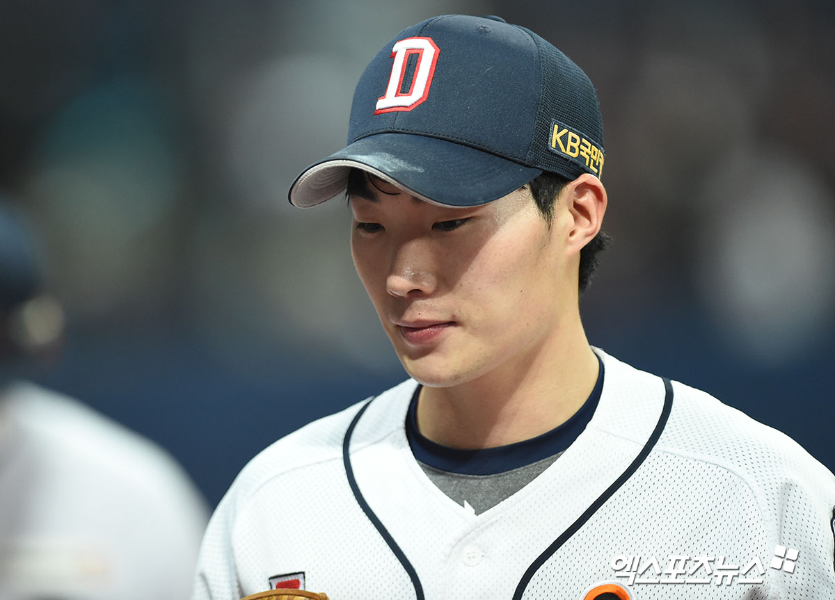 20일 오후 서울 구로구 고척스카이돔에서 열린 ‘2020 신한은행 SOL 포스트시즌’ NC 다이노스와 두산 베어스의 한국시리즈 3차전 경기, 두산이 김재호의 결승타에 힘입어 NC에 7:6 역전승을 거뒀다.  이날 경기에서 승리한 두산 이승진이 기뻐하고 있다. 엑스포츠뉴스 DB