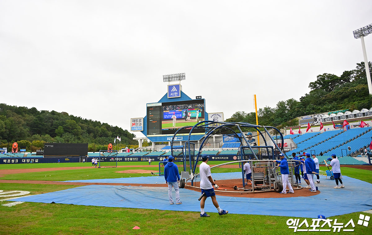 13일 오후 대구삼성라이온즈파크에서 열리는 '2025 신한 SOL Bank KBO 포스트시즌' SSG 랜더스와 삼성 라이온즈의 준플레이오프 3차전 경기, 삼성 선수단이 훈련에 임하고 있다. 대구, 김한준 기자