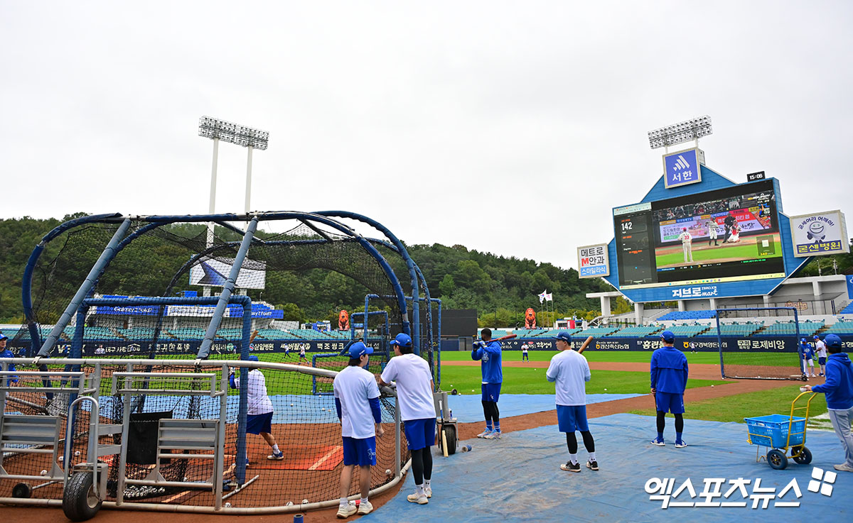 13일 오후 대구삼성라이온즈파크에서 열리는 '2025 신한 SOL Bank KBO 포스트시즌' SSG 랜더스와 삼성 라이온즈의 준플레이오프 3차전 경기, 삼성 선수단이 훈련에 임하고 있다. 대구, 김한준 기자