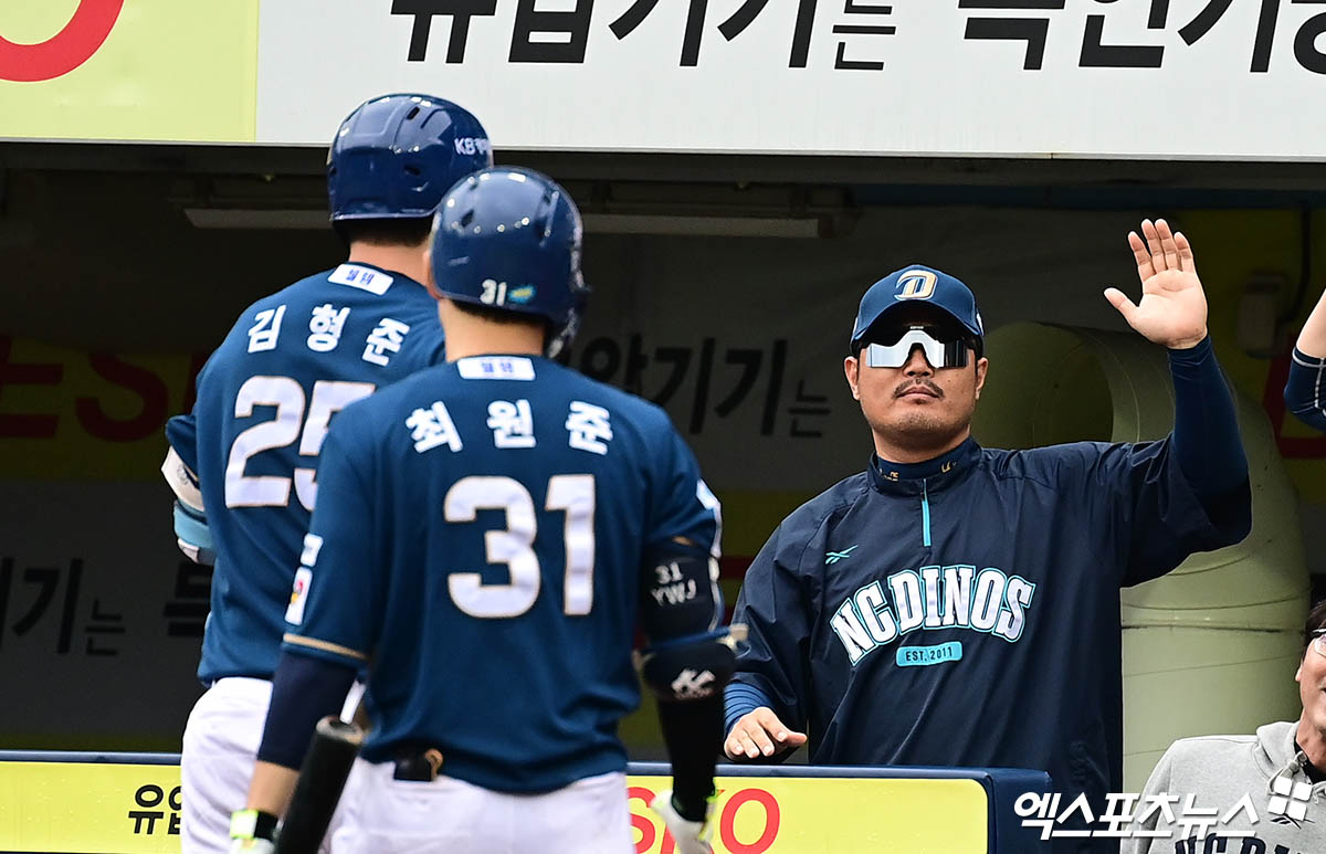 6일 오후 대구삼성라이온즈파크에서 열린 '2025 신한 SOL Bank KBO 포스트시즌' NC 다이노스와 삼성 라이온즈의 와일드카드 1차전 경기, 5회초 1사 NC 김형준이 삼성 선발투수 후라도 상대로 솔로 홈런을 때려낸 뒤 더그아웃으로 향하며 이호준 감독의 축하를 받고 있다. 엑스포츠뉴스DB