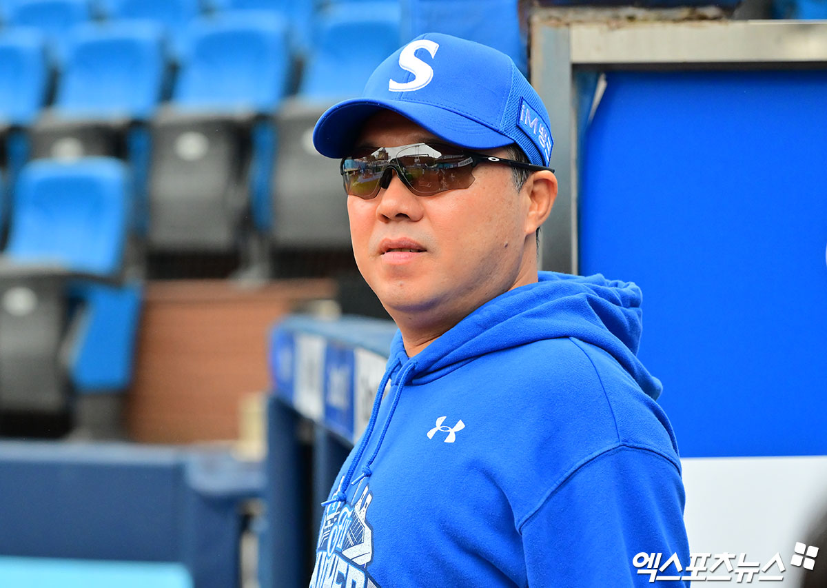13일 오후 대구삼성라이온즈파크에서 열리는 '2025 신한 SOL Bank KBO 포스트시즌' SSG 랜더스와 삼성 라이온즈의 준플레이오프 3차전 경기, 삼성 박진만 감독이 선수들의 훈련을 지켜보고 있다. 대구, 김한준 기자