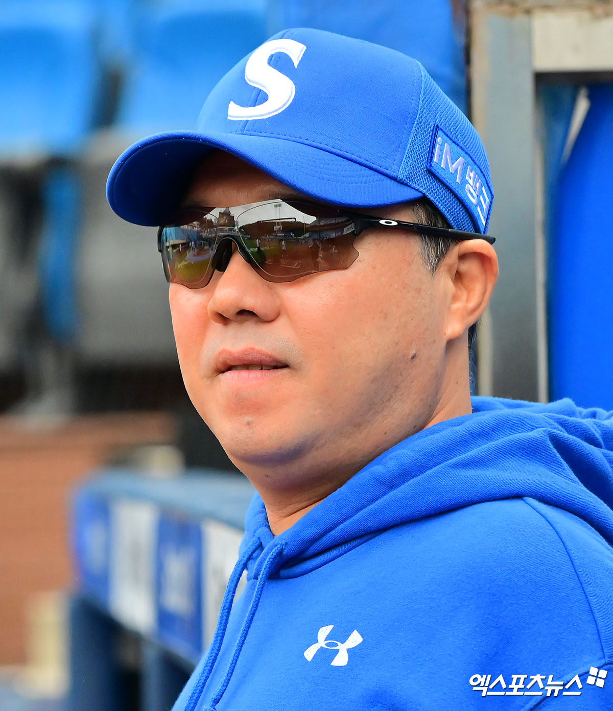 13일 오후 대구삼성라이온즈파크에서 열리는 '2025 신한 SOL Bank KBO 포스트시즌' SSG 랜더스와 삼성 라이온즈의 준플레이오프 3차전 경기, 삼성 박진만 감독이 선수들의 훈련을 지켜보고 있다. 대구, 김한준 기자