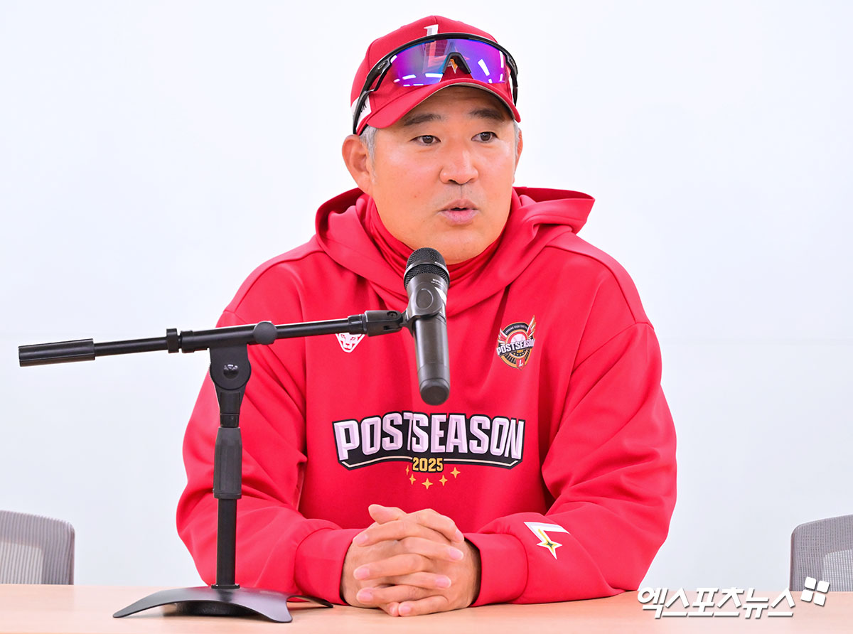 13일 오후 대구삼성라이온즈파크에서 열리는 '2025 신한 SOL Bank KBO 포스트시즌' SSG 랜더스와 삼성 라이온즈의 준플레이오프 3차전 경기, SSG 이숭용 감독이 취재진과 대화를 나누고 있다. 대구, 김한준 기자