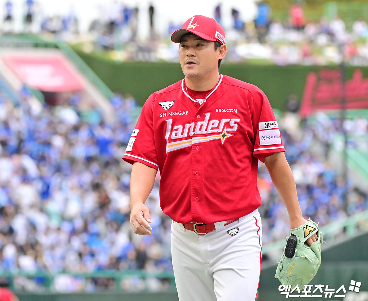 SSG 랜더스 투수 노경은이 13일 대구삼성라이온즈파크에서 열린 2025 신한 SOL Bank KBO 포스트시즌 삼성 라이온즈와의 준플레이오프 3차전을 앞두고 1, 2차전에 이어 이날 경기에서도 1회부터 대기하겠다고 밝혔다. 항상 2~3이닝 던진다는 생각으로 준비하겠다고 전하기도 했다. 준플레이오프 1차전과 2차전에서는 각각 1이닝 무실점, 2⅓이닝 무실점을 기록했다. 엑스포츠뉴스 DB