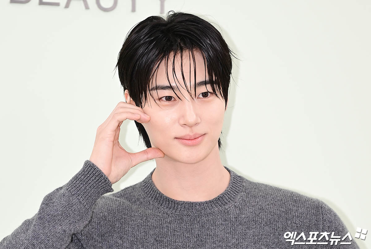 작은 얼굴 돋보이는 볼하트