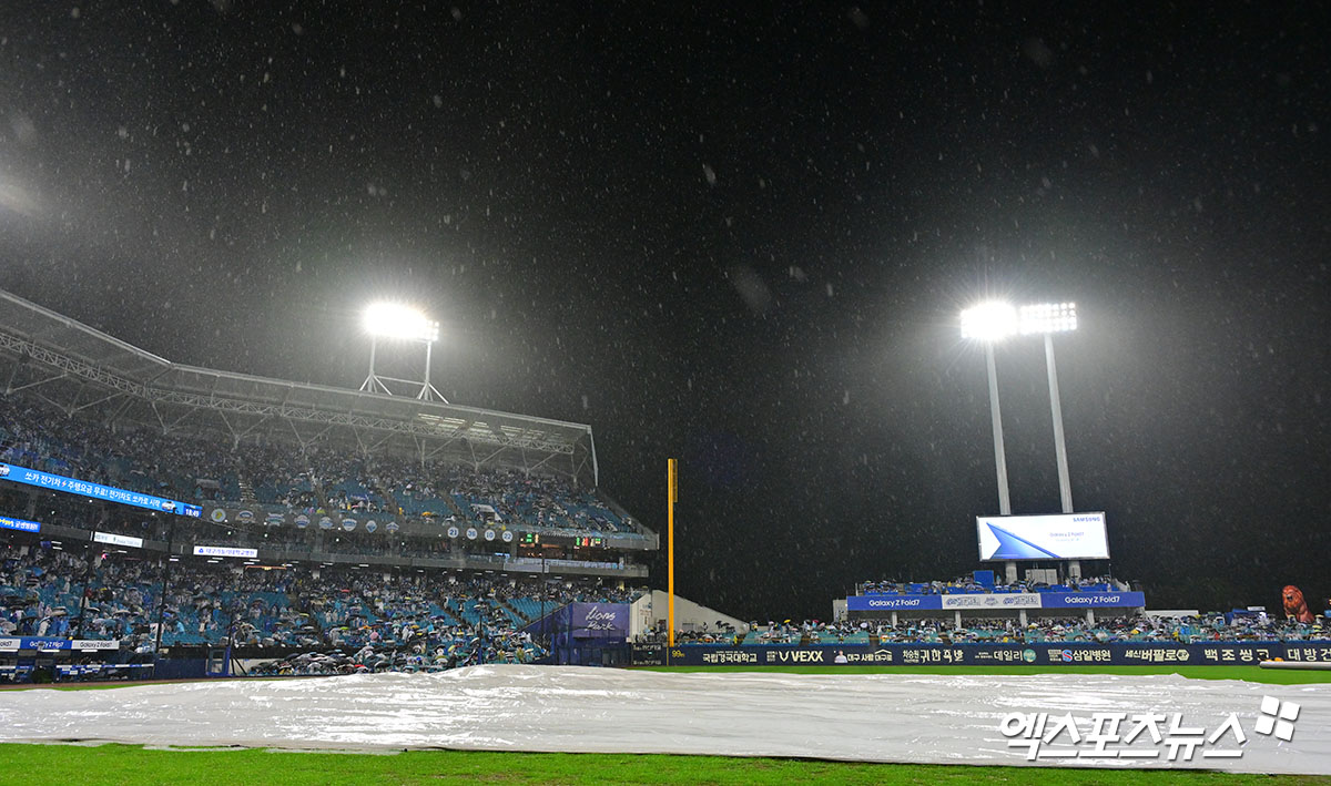 13일 오후 대구삼성라이온즈파크에서 열린 '2025 신한 SOL Bank KBO 포스트시즌' SSG 랜더스와 삼성 라이온즈의 준플레이오프 3차전 경기, 1회말 삼성 김지찬 타석때 갑작스럽게 내린 폭우로 경기가 중단되었다. 그라운드에 방수포가 덮여져있다. 대구, 김한준 기자