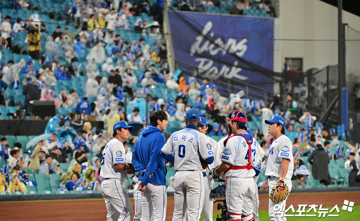 13일 오후 대구삼성라이온즈파크에서 열린 '2025 신한 SOL Bank KBO 포스트시즌' SSG 랜더스와 삼성 라이온즈의 준플레이오프 3차전 경기, 삼성 선수들이 그라운드로 나가고 있다. 대구, 김한준 기자