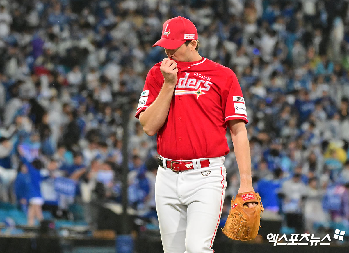 13일 오후 대구삼성라이온즈파크에서 열린 '2025 신한 SOL Bank KBO 포스트시즌' SSG 랜더스와 삼성 라이온즈의 준플레이오프 3차전 경기, 1회말 수비를 마친 SSG 앤더슨이 더그아웃으로 향하고 있다. 대구, 김한준 기자