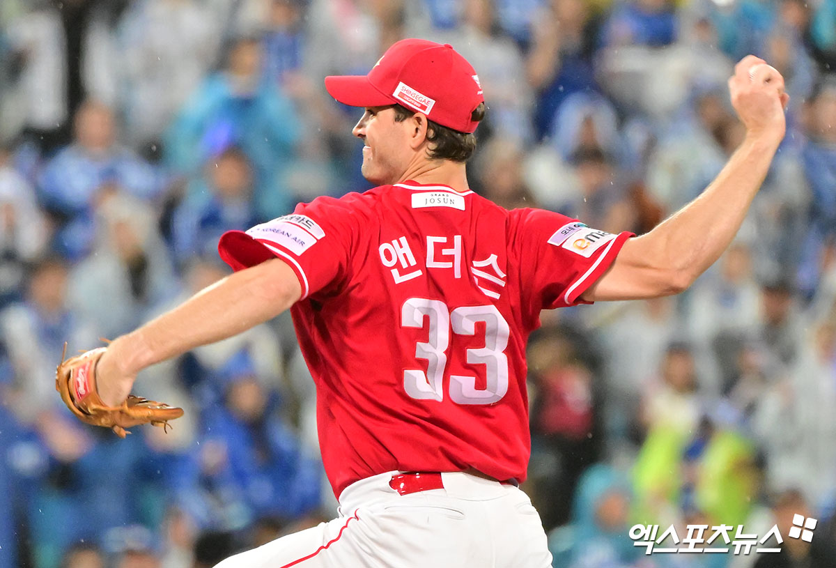 13일 오후 대구삼성라이온즈파크에서 열린 '2025 신한 SOL Bank KBO 포스트시즌' SSG 랜더스와 삼성 라이온즈의 준플레이오프 3차전 경기, 1회말 SSG 선발투수 앤더슨이 공을 힘차게 던지고 있다. 대구, 김한준 기자