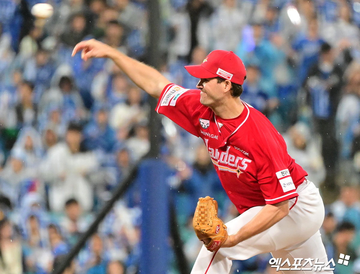 13일 오후 대구삼성라이온즈파크에서 열린 '2025 신한 SOL Bank KBO 포스트시즌' SSG 랜더스와 삼성 라이온즈의 준플레이오프 3차전 경기, 1회말 SSG 선발투수 앤더슨이 공을 힘차게 던지고 있다. 대구, 김한준 기자